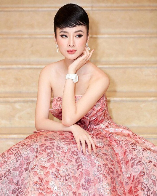 Hiện tại, Angela Phương Trinh đã tạm rời khỏi showbiz nhưng khi nhớ về những ngày cô còn "tung hoành" thảm đỏ, màu hồng hẳn là không thể làm khó được "bà mẹ nhí".