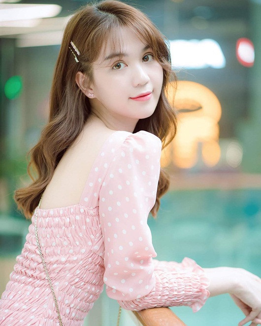 Hiển nhiên, không thể bỏ qua khoảnh khắc người đẹp Trà Vinh "hack tuổi" với màu hồng và kiểu trang điểm dễ thương, ngọt ngào.