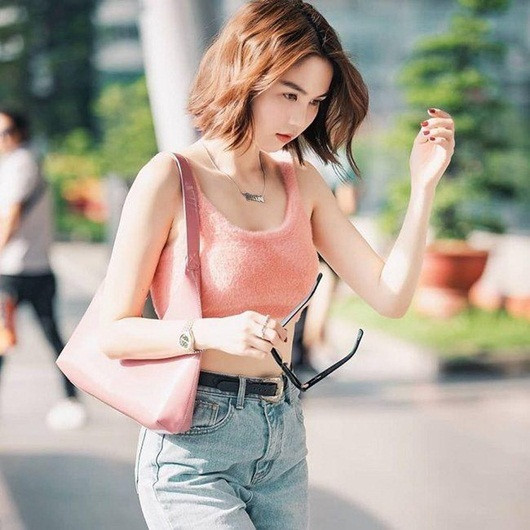 Ngọc Trinh cũng rất chuộng màu hồng cho thời trang sân bay, kết hợp vẻ ngọt ngào và năng động mang lại cảm giác mới mẻ cho người hâm mộ.