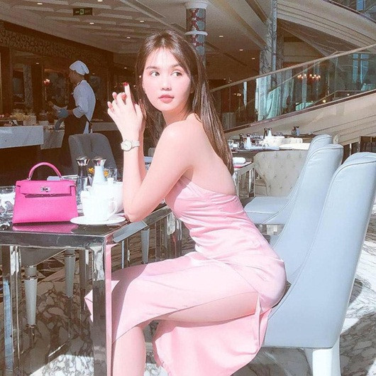 Có lúc, cô nàng khoe vẻ gợi cảm với bộ đầm lụa màu hồng ôm sát và xẻ cao. Thậm chí, Ngọc Trinh còn diện thêm chiếc túi xách hồng để ton-sur-ton với trang phục.