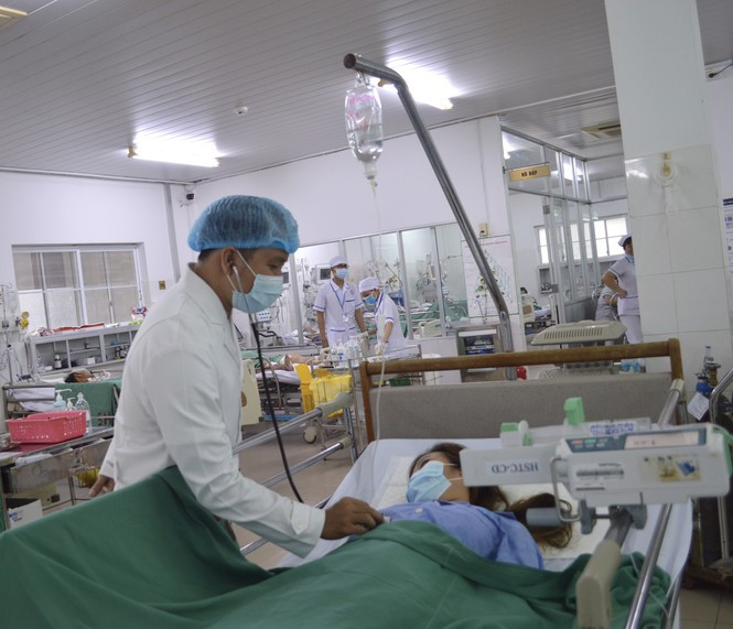 Bi dau lung, co gai suyt mat mang vi uong chung don thuoc voi me