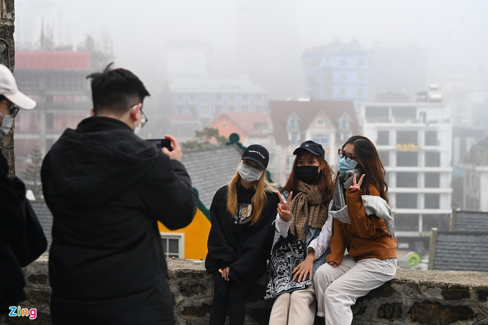 Nhóm bạn trẻ Quân, Nhung, Thanh tới từ Hà Nội dành 2 ngày nghỉ lễ để tham quan Tam Đảo. "Em và các bạn đã lên kế hoạch rất chi tiết cho chuyến đi lần này. Thời tiết Tam Đảo khá lạnh cộng với sương mù tạo nên khung cảnh huyền ảo rất đẹp", Nhung thổ lộ.