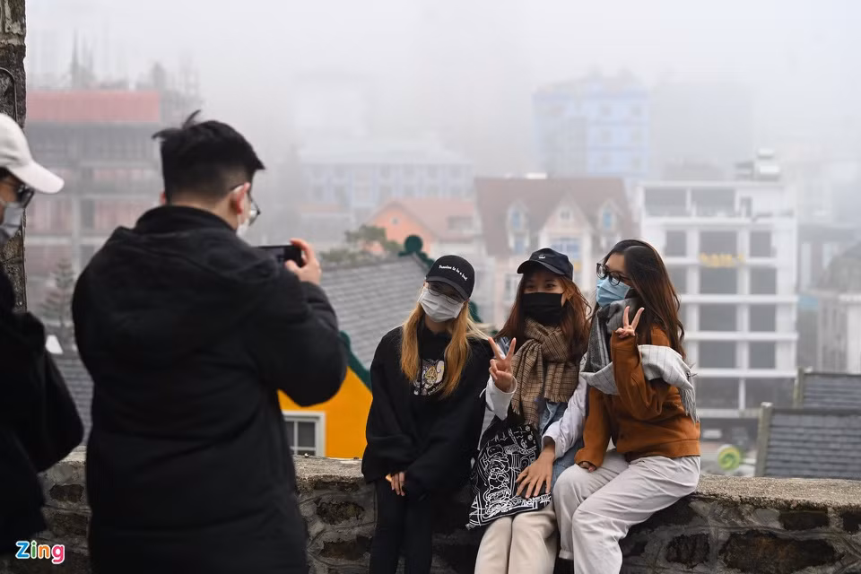 Nhóm bạn trẻ Quân, Nhung, Thanh tới từ Hà Nội dành 2 ngày nghỉ lễ để tham quan Tam Đảo. "Em và các bạn đã lên kế hoạch rất chi tiết cho chuyến đi lần này. Thời tiết Tam Đảo khá lạnh cộng với sương mù tạo nên khung cảnh huyền ảo rất đẹp", Nhung thổ lộ.