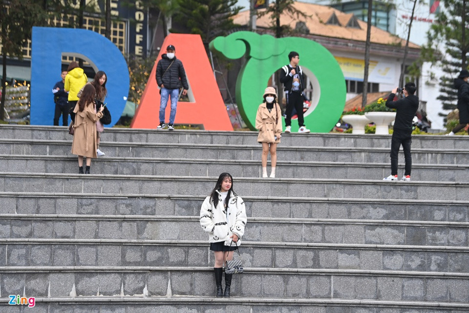 Khi được hỏi, nhiều du khách cho biết họ chỉ tranh thủ cởi khẩu trang để chụp ảnh.