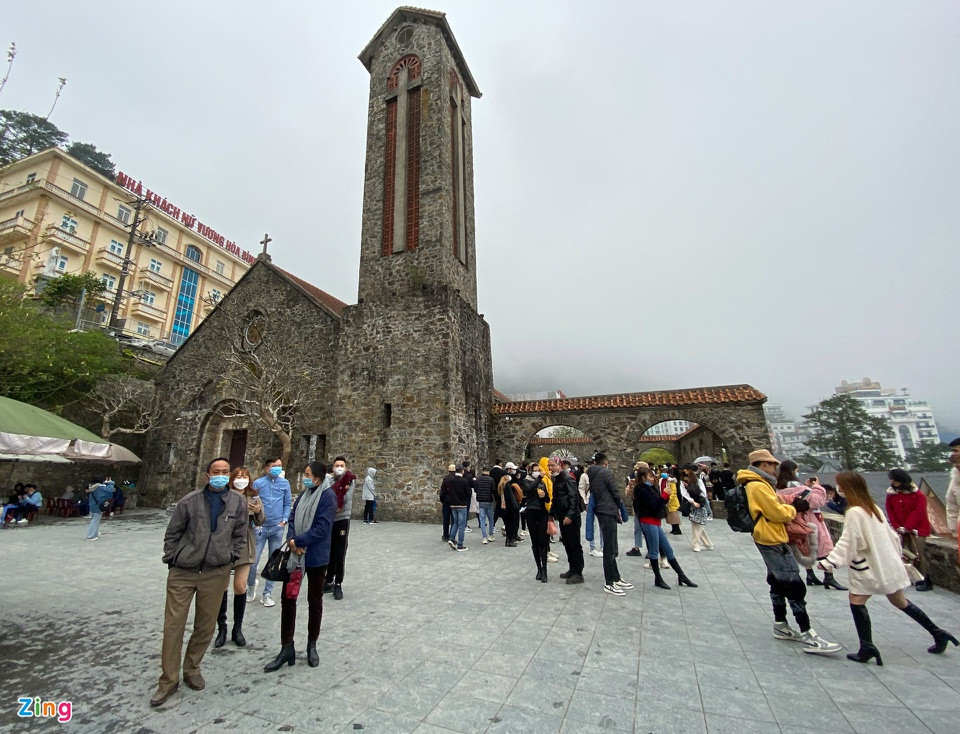 Nhà thờ Tam Đảo là địa điểm thu hút đông khách du lịch nhất. Đa phần du khách tới đây là các cặp đôi, nhóm bạn, gia đình... tranh thủ vui chơi trong dịp nghỉ Tết Dương lịch.