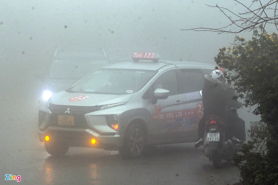 Quốc lộ 2B đường dẫn lên thị trấn Tam Đảo sương mù dày đặc, người đi ôtô, xe máy khi vào cua bấm còi liên tục để cảnh báo. Do tầm nhìn bị hạn chế, người đi xe máy lên Tam Đảo thường xuyên phải đi sát barie để né tránh ôtô đi ngược chiều từ trên núi xuống.