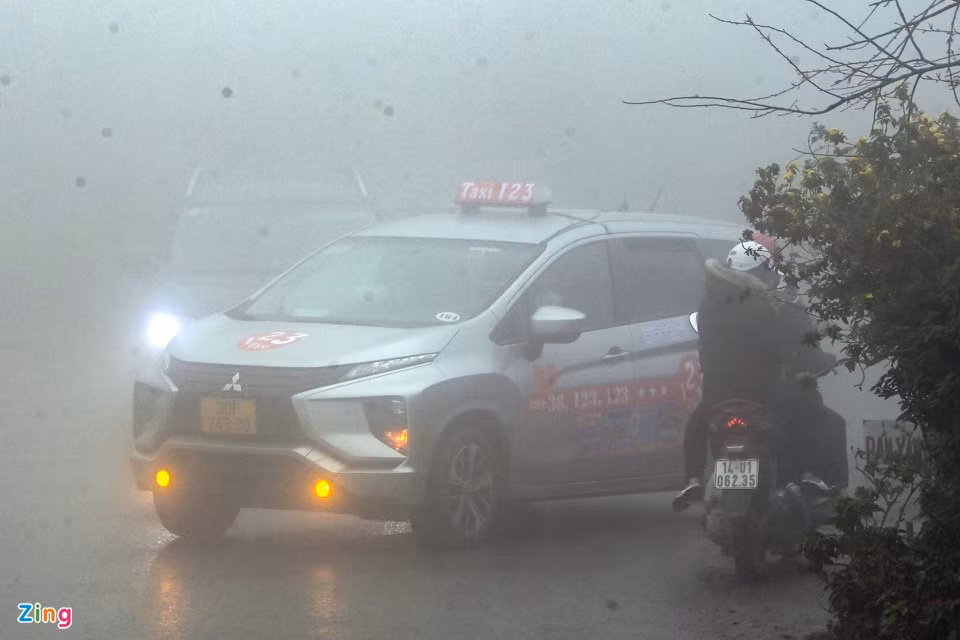 Quốc lộ 2B đường dẫn lên thị trấn Tam Đảo sương mù dày đặc, người đi ôtô, xe máy khi vào cua bấm còi liên tục để cảnh báo. Do tầm nhìn bị hạn chế, người đi xe máy lên Tam Đảo thường xuyên phải đi sát barie để né tránh ôtô đi ngược chiều từ trên núi xuống.