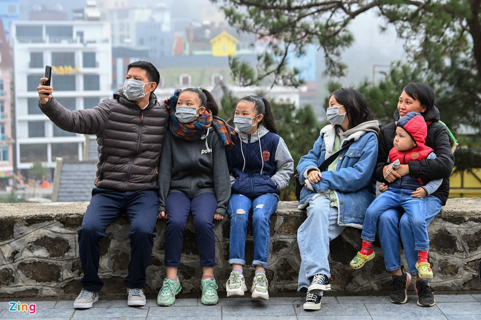 Chiều 1/1, anh Như Bá Quang đưa cả gia đình lên Tam Đảo vui chơi. "Gia đình tôi ăn trưa xong mới xuất phát từ Hà Nội do lo ngại buổi sáng rất đông người. Chúng tôi cũng không nghỉ lại qua đêm mà chỉ tham quan một chút rồi ra về ngay", anh Quang chia sẻ.