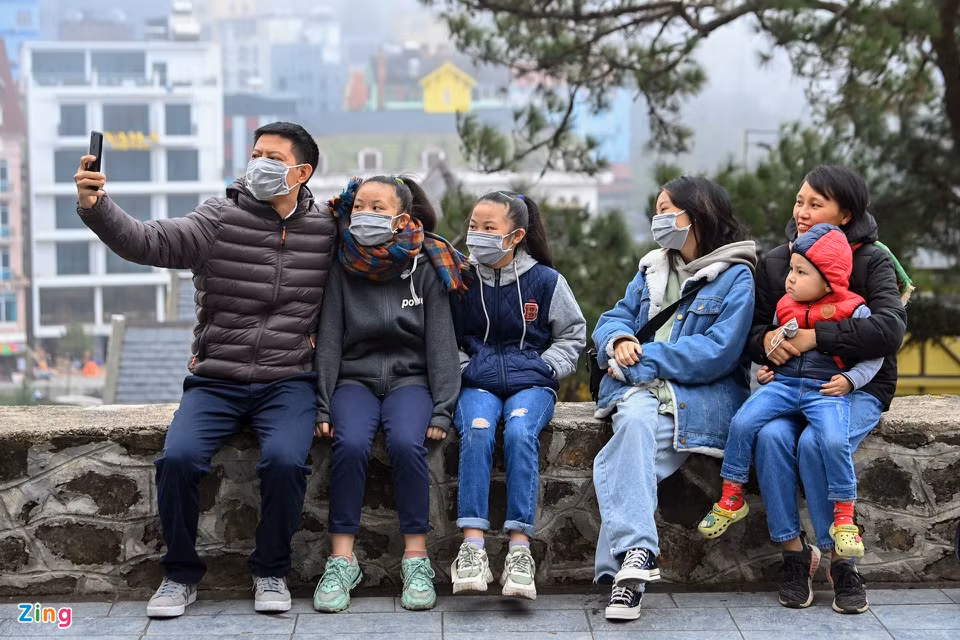 Chiều 1/1, anh Như Bá Quang đưa cả gia đình lên Tam Đảo vui chơi. "Gia đình tôi ăn trưa xong mới xuất phát từ Hà Nội do lo ngại buổi sáng rất đông người. Chúng tôi cũng không nghỉ lại qua đêm mà chỉ tham quan một chút rồi ra về ngay", anh Quang chia sẻ.