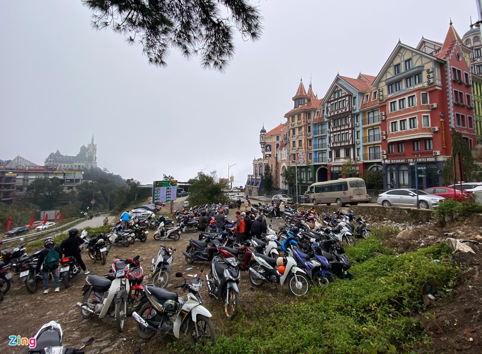 Bãi gửi xe trong trung tâm thị trấn Tam Đảo khá đông phương tiện thời điểm 13h ngày 1/1.