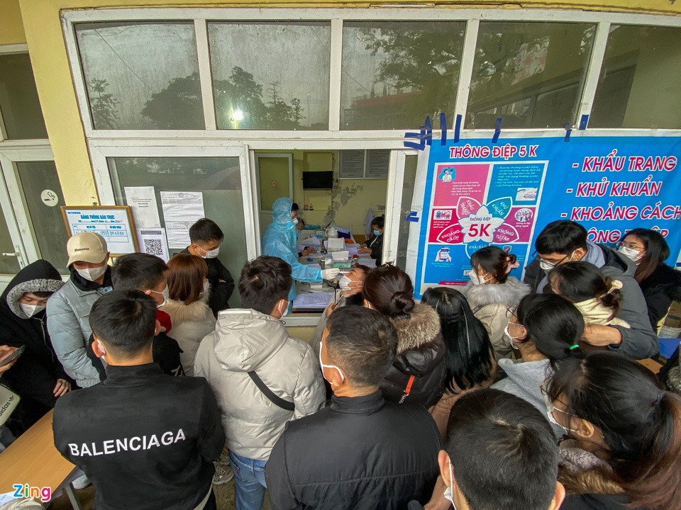 Tại khu vực Trung tâm y tế Tam Đảo, rất đông du khách tập trung để làm test nhanh Covid-19 nếu muốn lưu trú qua đêm ở thị trấn.