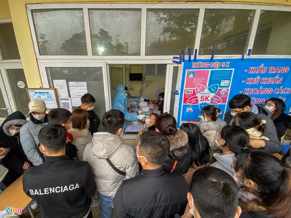 Tại khu vực Trung tâm y tế Tam Đảo, rất đông du khách tập trung để làm test nhanh Covid-19 nếu muốn lưu trú qua đêm ở thị trấn.