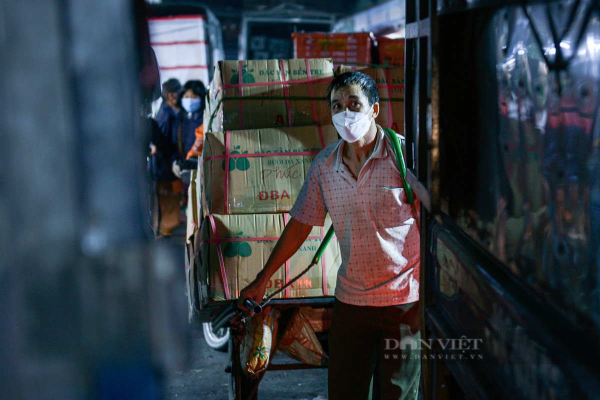 Đa phần lao động bốc vác tại khu chợ Long Biên đều là người ngoại tỉnh từ những vùng quê nghèo. Dù quanh năm "bán mặt cho đất bán lưng cho trời" nhưng vẫn không đủ sống nên mới phải lên Hà Nội mưu sinh.