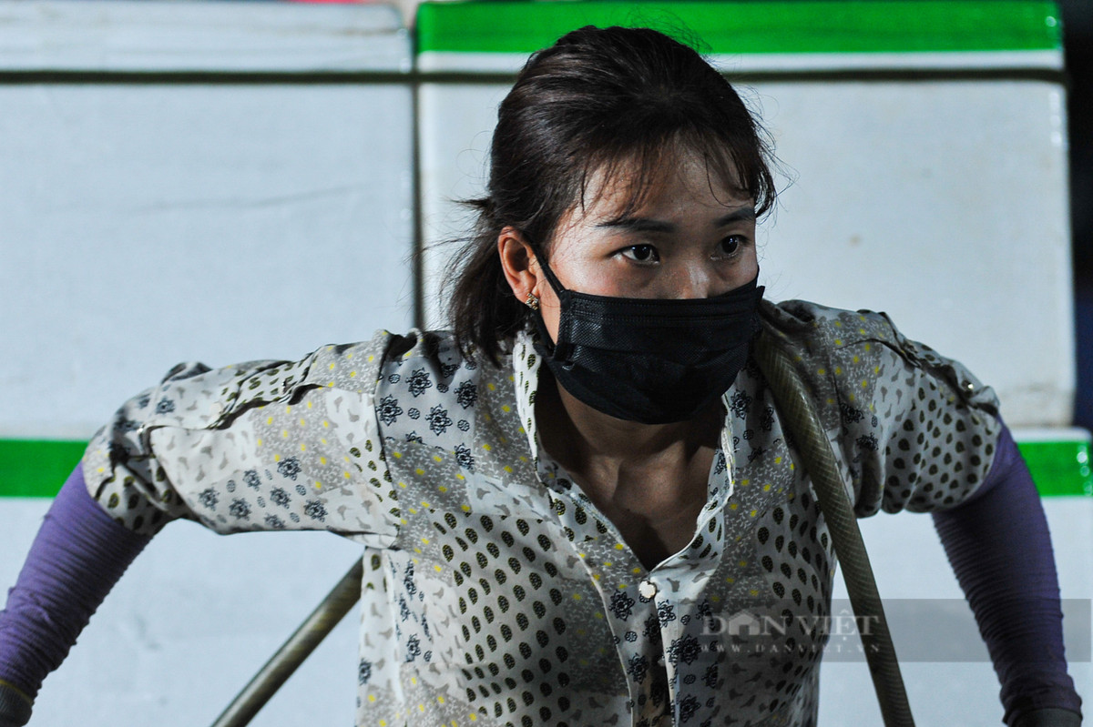 Một đêm còng lưng, kiệt sức, người nào khỏe lắm thì được 8 - 10 chuyến, kiếm được 200.000 đồng còn bình thường chỉ 100.000 đồng.