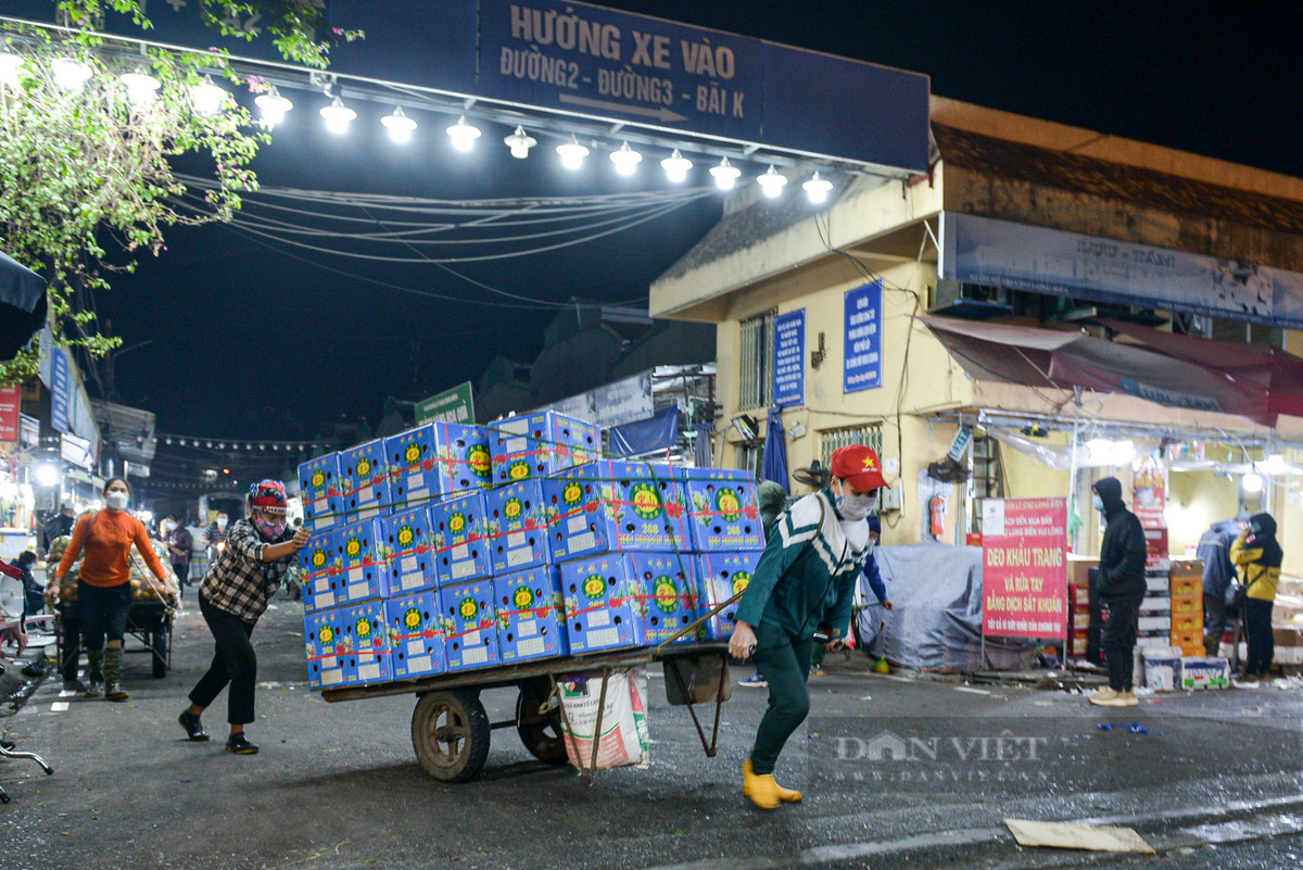 Phần lớn những người làm nghề cửu vạn tại đây là phụ nữ, họ đến từ nhiều miền quê nghèo khó, làm việc xuyên đêm ở chợ đầu mối hoa quả lớn nhất Hà Nội, để kiếm tiền trang trải cho cuộc sống hàng ngày và lo cho gia đình ở quê.
