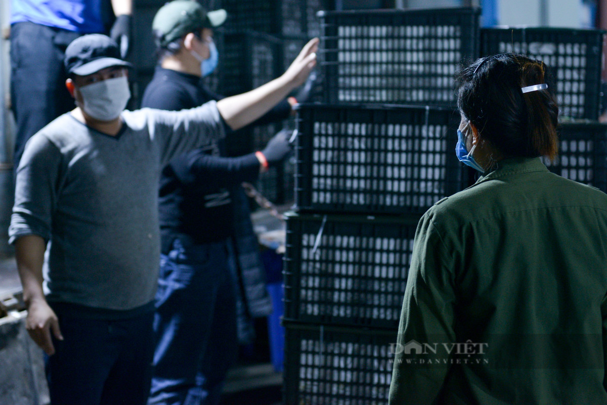 Chợ đêm Long Biên có nhiều người không có xe kéo, ai thuê thì bốc xếp, nếu không thì đẩy xe thuê cho người có xe đẩy. Mỗi lượt đẩy xe qua đoạn đường hơn 1 km từ chợ ra bãi hàng sẽ nhận được 10.000 đồng, bốc hàng lên xe sẽ nhận thêm được 10.000 đồng.