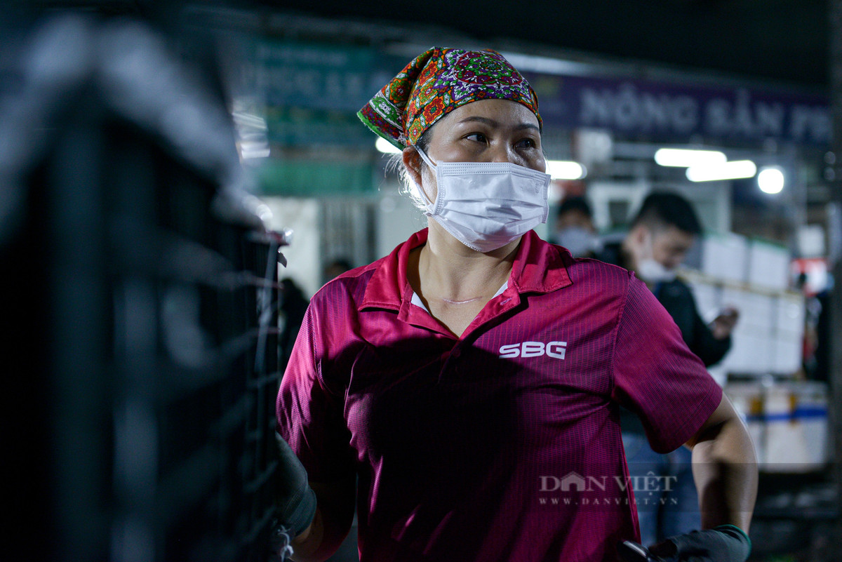 Bà Nguyễn Thị Hoa (43 tuổi, quê Bắc Ninh) làm nghề hơn 10 năm nay tại đây cho biết, việc bốc vác diễn ra từ 8h tối đến 7h sáng, với thu nhập từ 100.000 - 200.000 đồng. \