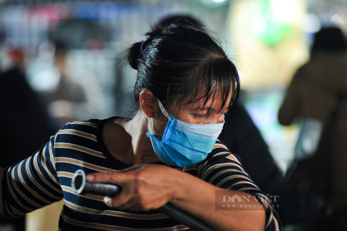 Dịp cuối năm, nhiều người chỉ mong có nhiều hàng vì một cái Tết no đủ. “Năm nay ảnh hưởng của dịch Covid-19, những người cửu vạn như chúng tôi cũng ít việc hơn, chỉ mong những ngày cuối năm lượng công việc ổn định để có tiền trang trải cuộc sống và có tiền tiêu Tết”, một người cửu vạn tại đây chia sẻ.