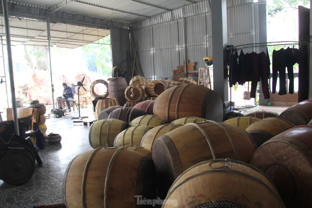 Dù cuộc sống trải qua bao thăng trầm, khách hàng sử dụng trống da cũng ngày một ít nhưng ông Cư vẫn trung thành giữ gìn những kỹ thuật làm trống độc đáo của cha ông để lại. Hiện gia đình ông có 3 xưởng làm trống, mỗi năm cho xuất xưởng gần 500 chiếc trống đủ kích thước, chủng loại.