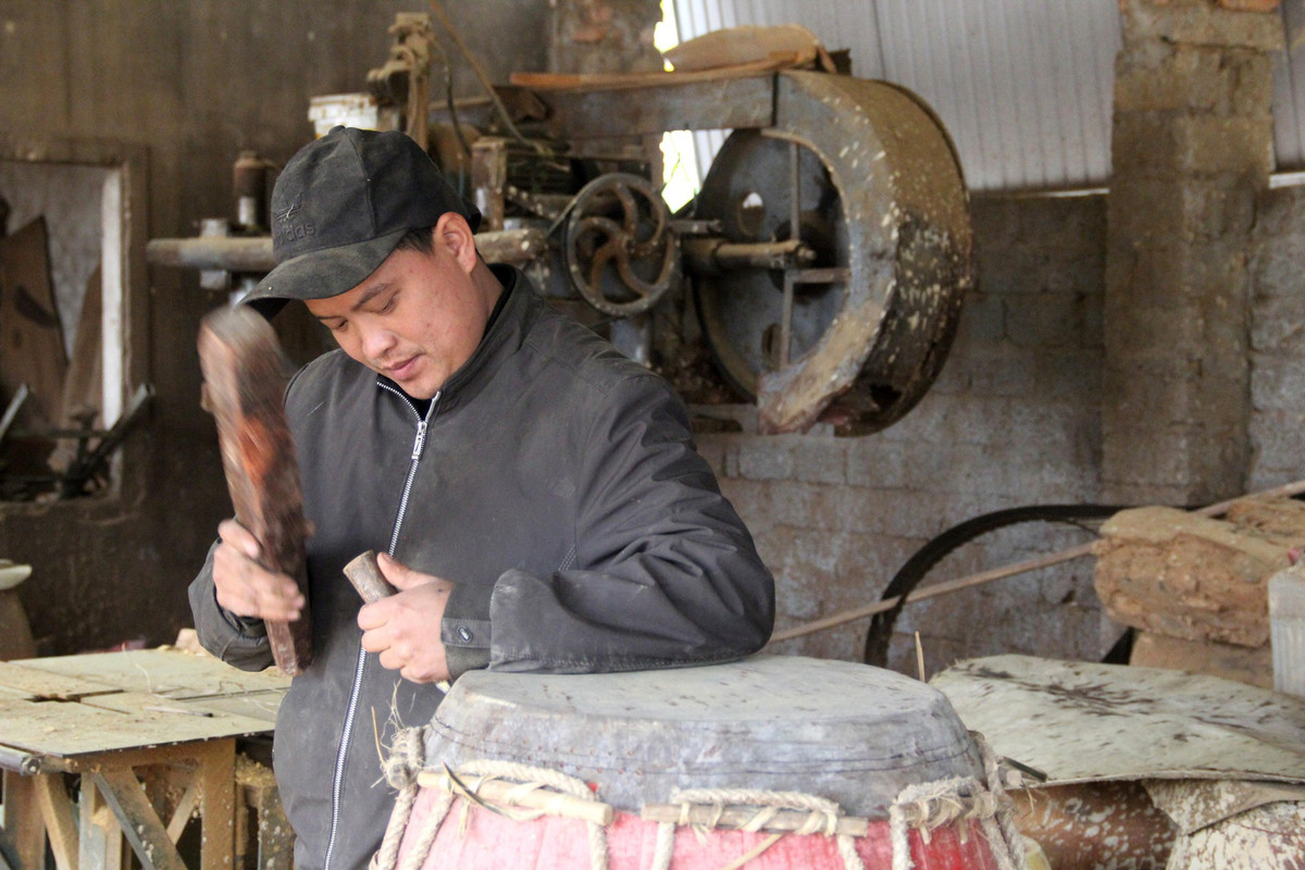 “Giá từ vài trăm ngàn đến cả trăm triệu đồng mỗi chiếc trống tùy theo kích cỡ. Phần lớn trống đều được làm theo đơn đặt hàng phục vụ ngày rằm, dịp lễ tết”, ông Cư nói và cho biết từ đầu tháng 11, cha con ông đã bắt đầu làm ngày, làm đêm để kịp hoàn thiện các đơn đặt hàng.