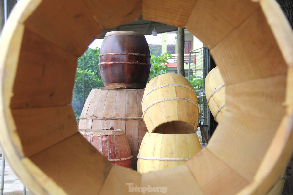 “Gỗ mít đánh ít kêu nhiều”, anh Phan Tuấn Văn (SN 1990) nói cho hay, gia đình anh chủ yếu chọn gỗ mít để làm trống. Bởi gỗ mít dẻo, mềm ít bị cong vênh, nứt vỡ.