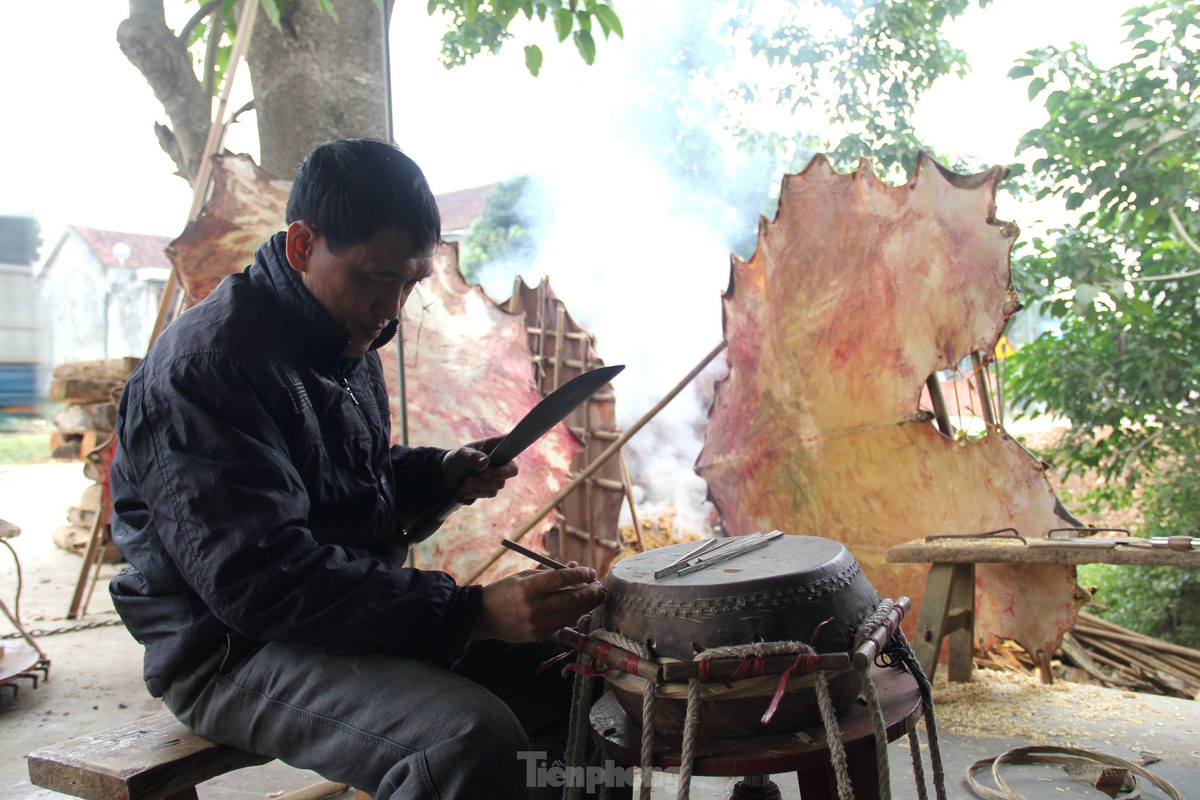 Ông Phan Văn Ngụ (SN 1971) cho biết, trống chủ yếu được làm từ da bò, bởi da bò có âm thanh tốt hơn. Chỉ những loại trống đại cỡ lớn mới phải sử dụng đến da trâu.