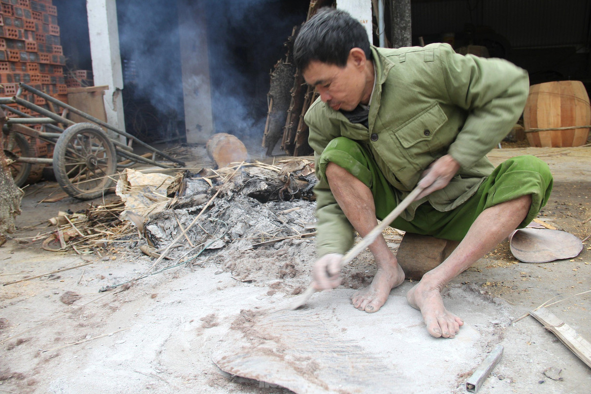 Da bò sau khi phơi khô sẽ được đem đi ngâm nước rồi chuyển qua công đoạn bào da. Đây là công đoạn khó nhất của nghề trống mà không phải ai cũng làm được, chỉ những đôi tay nghệ nhân kinh nghiệm mới cảm nhận được độ mỏng, dày. Chính độ mỏng, dày này quyết định âm thanh phù hợp cho từng loại trống.