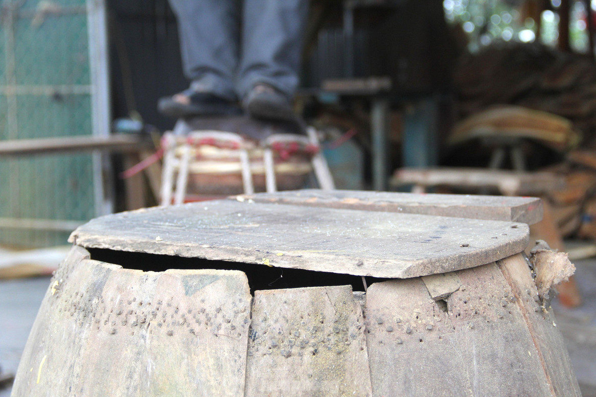 Ông Cư cho biết, mỗi chiếc trống thường có tuổi thọ hàng chục năm. Tuy nhiên, do cách bảo quản chưa tốt nên phần lớn chừng gần chục năm nhiều người đã phải thay trống mới, hoặc đi sửa, thay mặt trống.