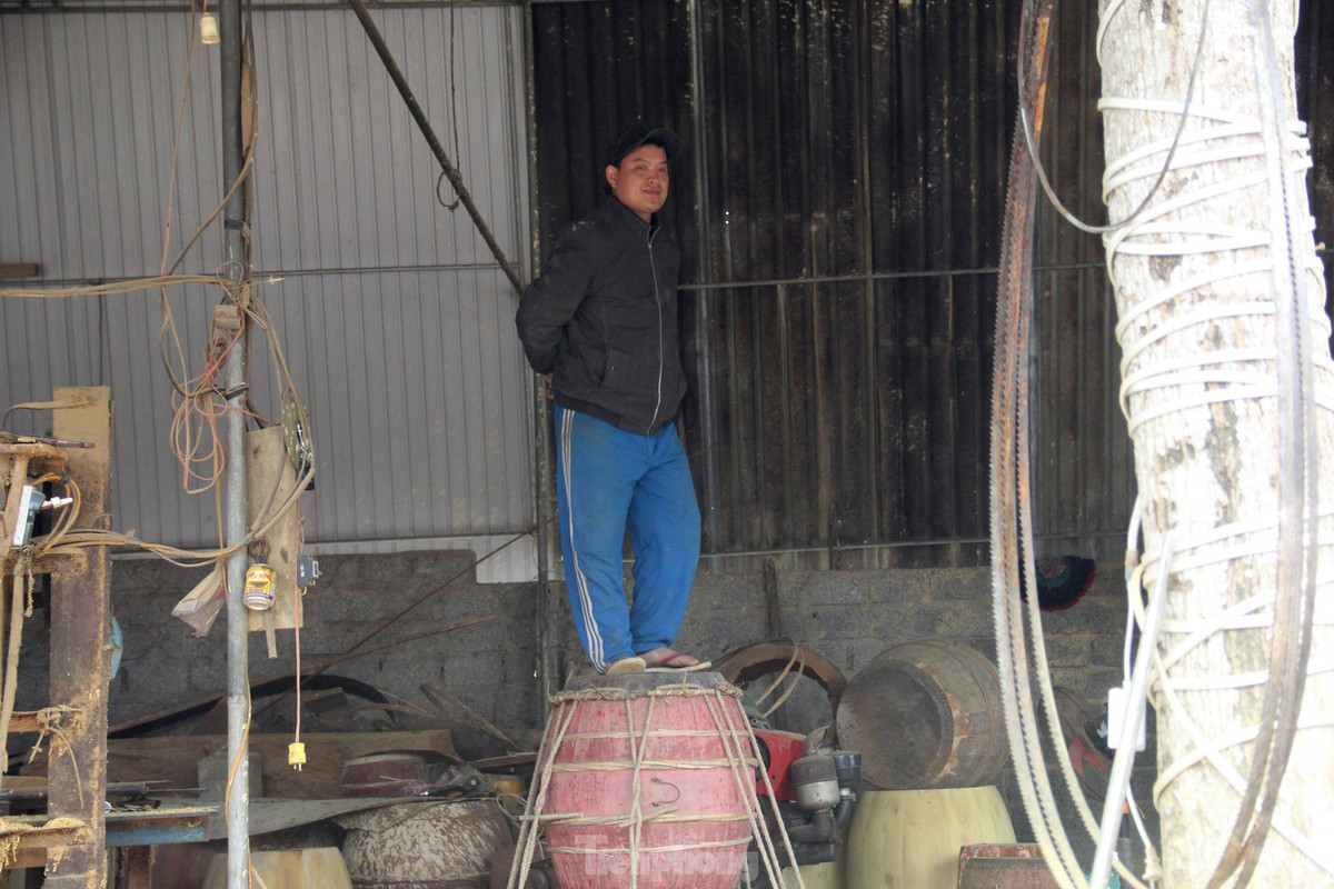 “Năm nay tôi chỉ dám nhận gần 100 chiếc trống dịp Tết này”, ông Ngụ nói. Theo ông Ngụ, càng giáp Tết, họ càng ít dám nhận thêm đơn đặt hàng bởi sợ làm không kịp. Việc nhiều nhưng lại khó để thuê người làm. Nghề làm trống khác với các nghề khác, người làm đòi hỏi phải có kỹ thuật nhất định, không thể thuê lao động thời vụ được.