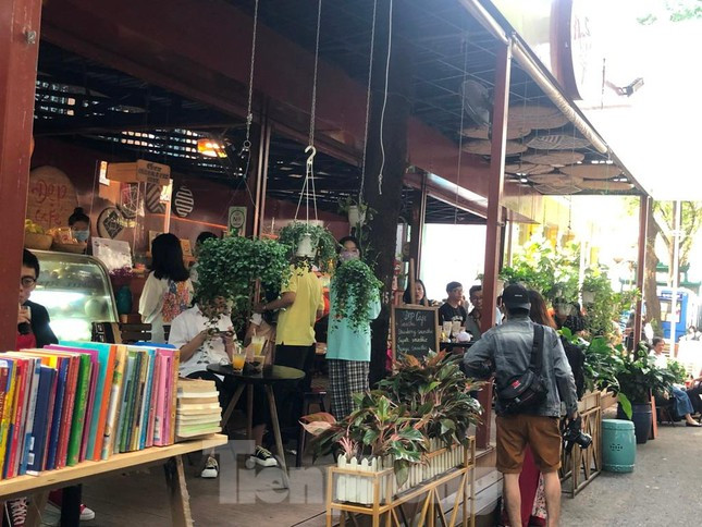 Xếp hàng dài chờ đến lượt mua nước uống tại một quán cà phê ở quận 1.