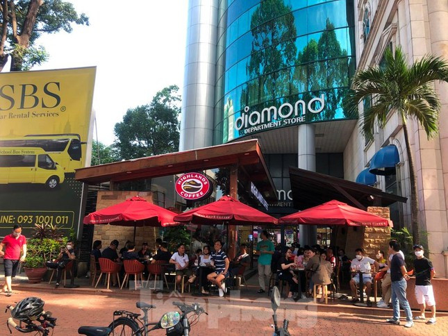 Quán cà phê trên đường Lê Duẩn (quận 1) không còn chỗ trống.