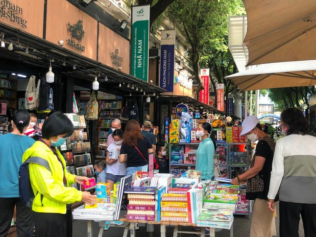 Du khách đến Đường Sách càng lúc càng đông.