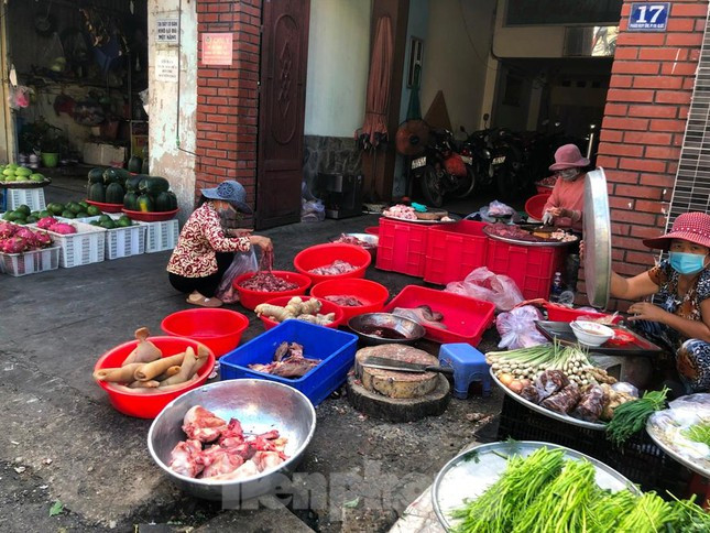 Dẫu không đông khách như mọi năm, nhưng các tiểu thương cho hay, họ đã chuyển qua hình thức bán hàng online, giao hàng tận nơi nên chỉ cần khách alo sẽ được phục vụ mà không cần đến chợ.