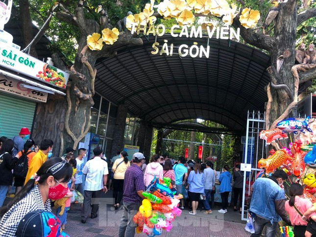 Thảo Cầm Viên đông nghịt người từ sáng sớm. "Năm nào đến Tết, gia đình tôi cũng về quê An Giang thăm ông bà, nhưng năm nay do dịch bệnh, chúng tôi ở lại Sài Gòn. Tranh thủ ngày nghỉ, tôi đưa con đến các khu vui chơi để ăn uống, thư giãn nhưng vẫn chấp hành nghiêm 5K để phòng dịch" - anh Bình (ngụ quận Bình Thạnh) nói.