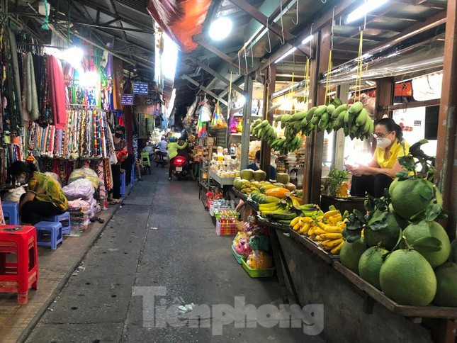 Trái ngược với các khu vui chơi, tại nhiều chợ truyền thống lại khá thưa khách. "Bình thường dịp lễ Tết, nhu cầu mua thực phẩm, trái cây, ăn uống của khách hàng rất nhiều. Tuy nhiên năm nay lại khá vắng" - chị Trang, tiểu thương chợ Thị Nghè (quận Bình Thạnh) buồn hiu nói.