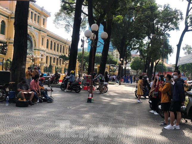 Tại Bưu điện Thành phố, các bạn trẻ đến vui chơi rất đông.