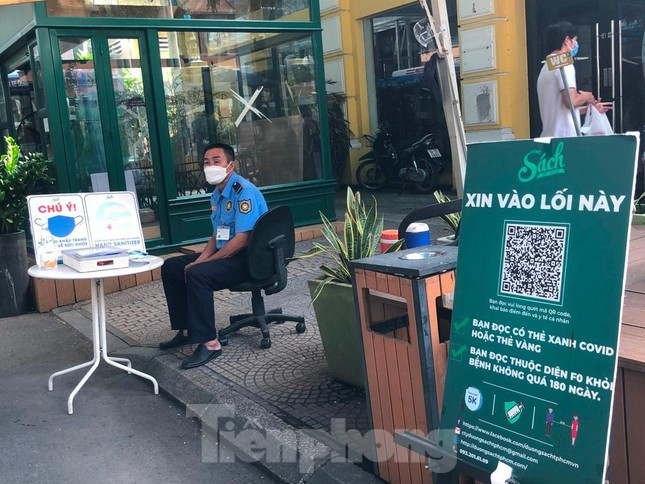 Trong khi đó, khu vực Đường Sách có bảo vệ thường xuyên nhắc nhở du khách thực hiện giãn cách khi đến tham quan, vui chơi.
