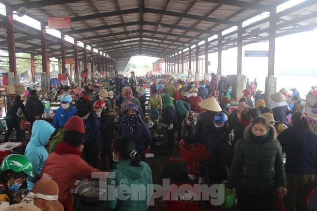 Ông Ngô Xuân Thủy – Cảng trưởng cảng cá Lạch Vạn (thuộc Ban quản lý Cảng cá Nghệ An) cho biết, Cảng cá Lạch Vạn là một trong những cảng cá lớn nhất tỉnh Nghệ An. Nơi đây có khoảng 1.500 tàu cá thường xuyên ra vào. "Chuyến biển đầu năm mới đã mang lại thu nhập cho bà con ngư dân. Tại khu vực trao đổi hàng hóa, mua bán tại cảng cá, chúng tôi thường xuyên tuyên truyền cho bà con ngư dân, các thương lái phải đảm bảo công tác phòng chống dịch bệnh".