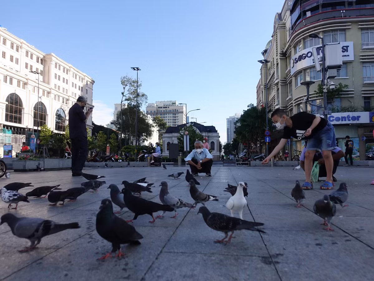 Tại phố đi bộ Nguyễn Huệ (Quận 1, TPHCM), từ sáng sớm đã có nhiều người đến tham quan, tập thể dục.