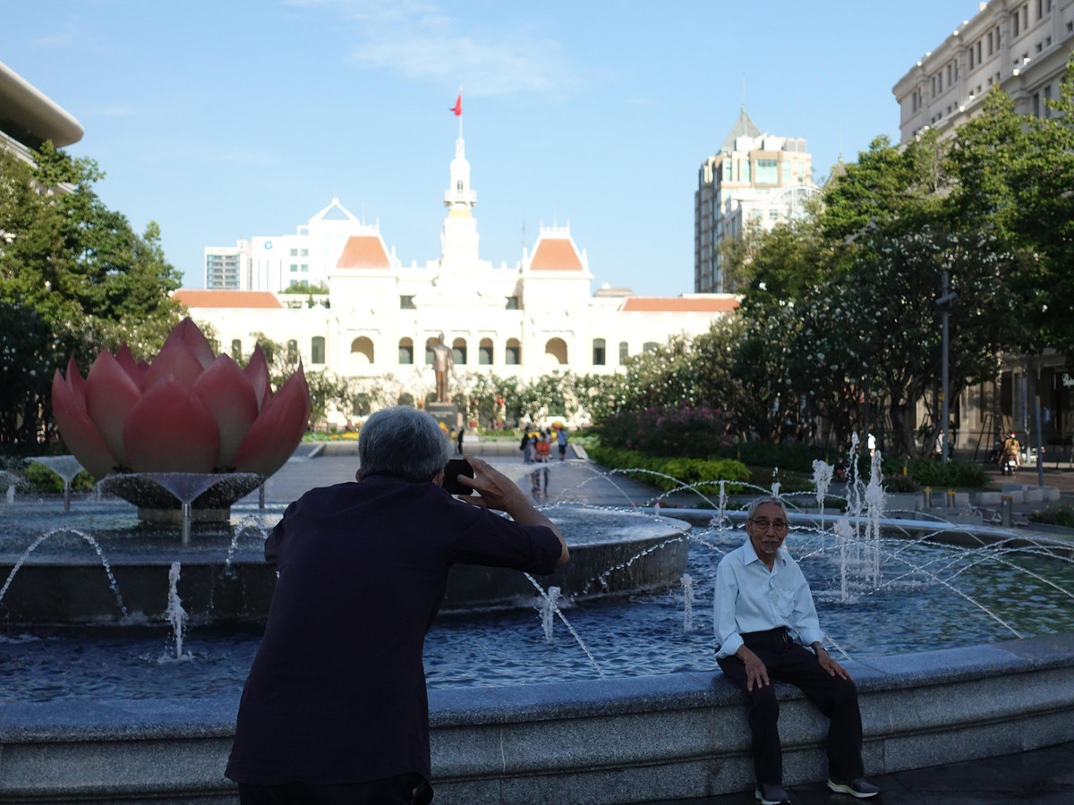 Nhiều gia đình tranh thủ ghi lại khoảnh khắc đầu năm mới bên người thân.