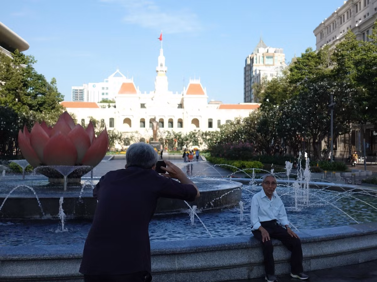 Nhiều gia đình tranh thủ ghi lại khoảnh khắc đầu năm mới bên người thân.