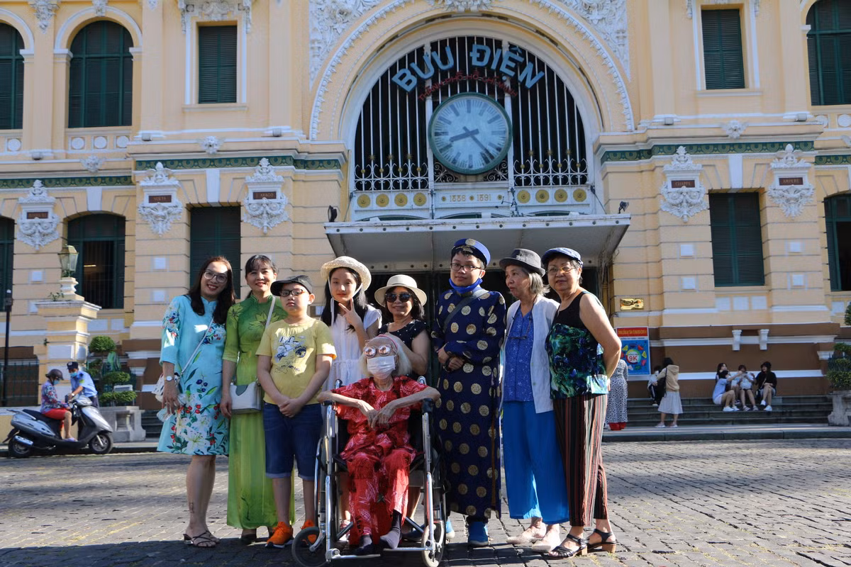 Nhiều gia đình tranh thủ ghi lại khoảnh khắc lưu niệm bên người thân.