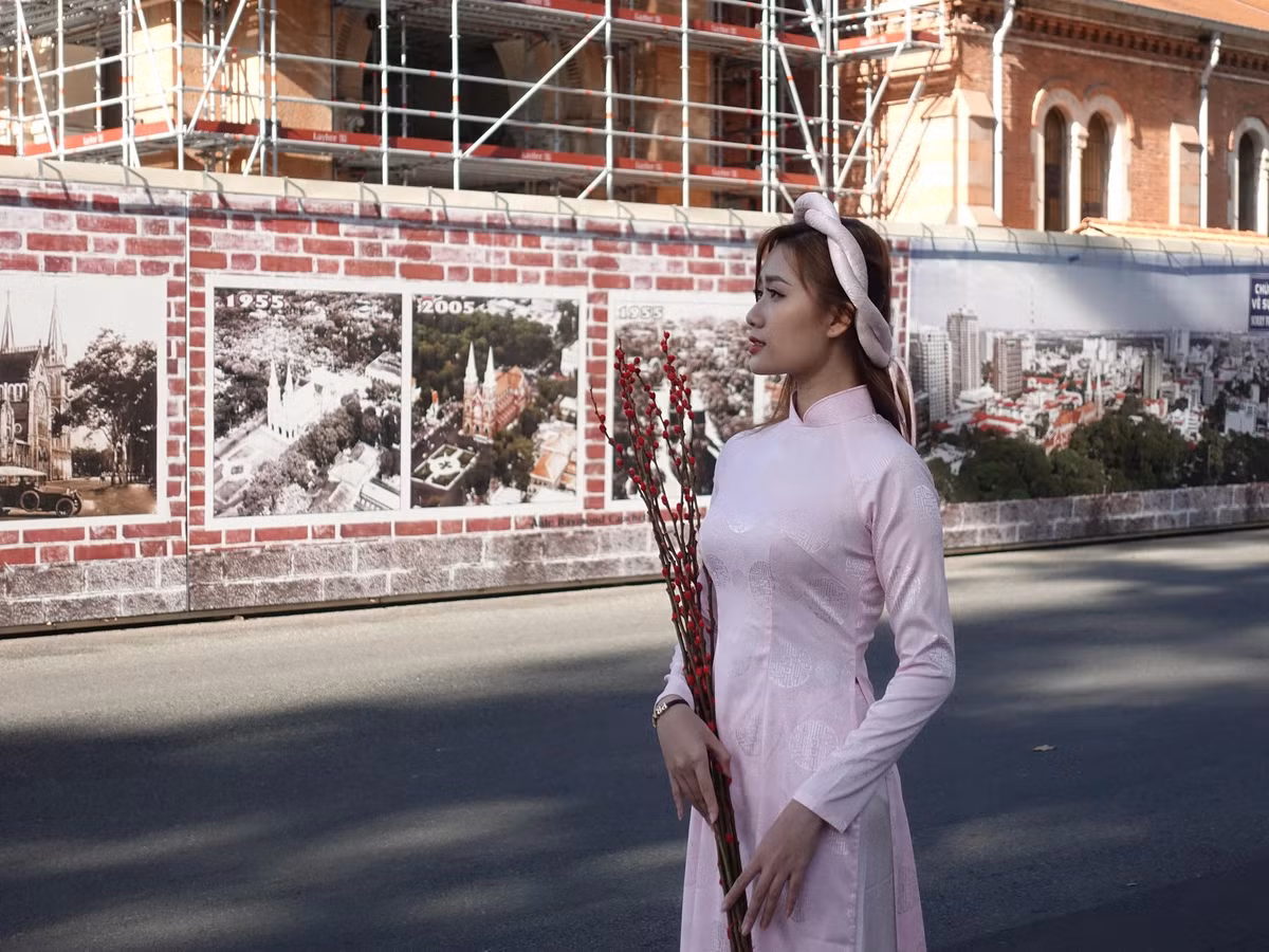 Tại khu vực trung tâm TPHCM như: Bưu điện trung tâm, Nhà thờ Đức Bà,... từ sáng sớm, nhiều bạn trẻ đã xúng xính áo hoa đến để chụp ảnh, ghi lại khoảnh khắc đẹp ngày đầu năm mới.