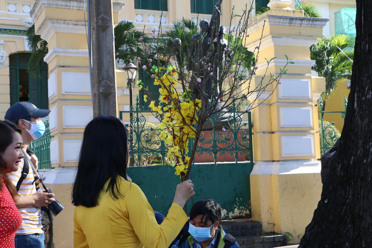 Buổi sáng đầu năm mới, thời tiết TPHCM mát mẻ, nhiều người xúng xính áo hoa ra phố chụp ảnh lưu niệm.