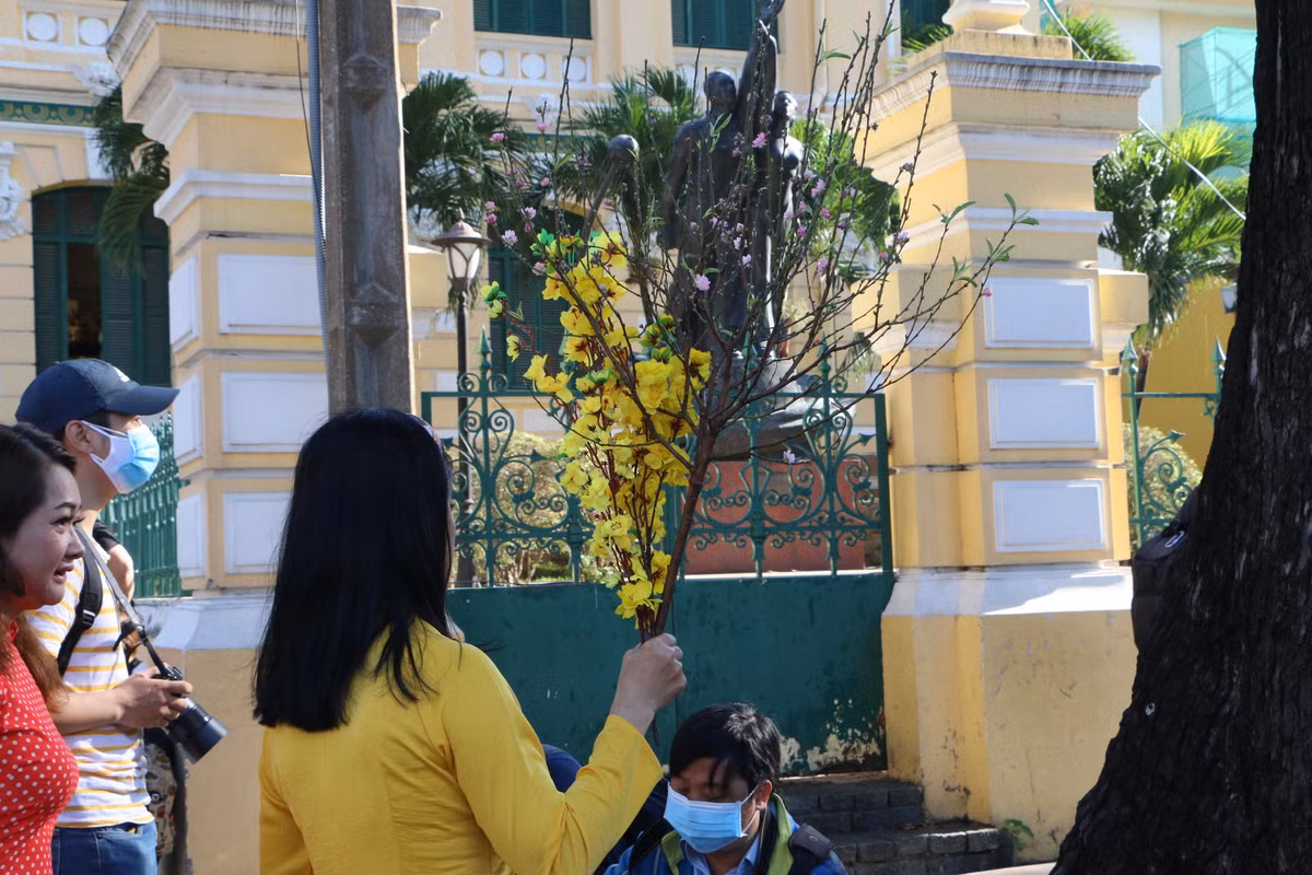 Buổi sáng đầu năm mới, thời tiết TPHCM mát mẻ, nhiều người xúng xính áo hoa ra phố chụp ảnh lưu niệm.
