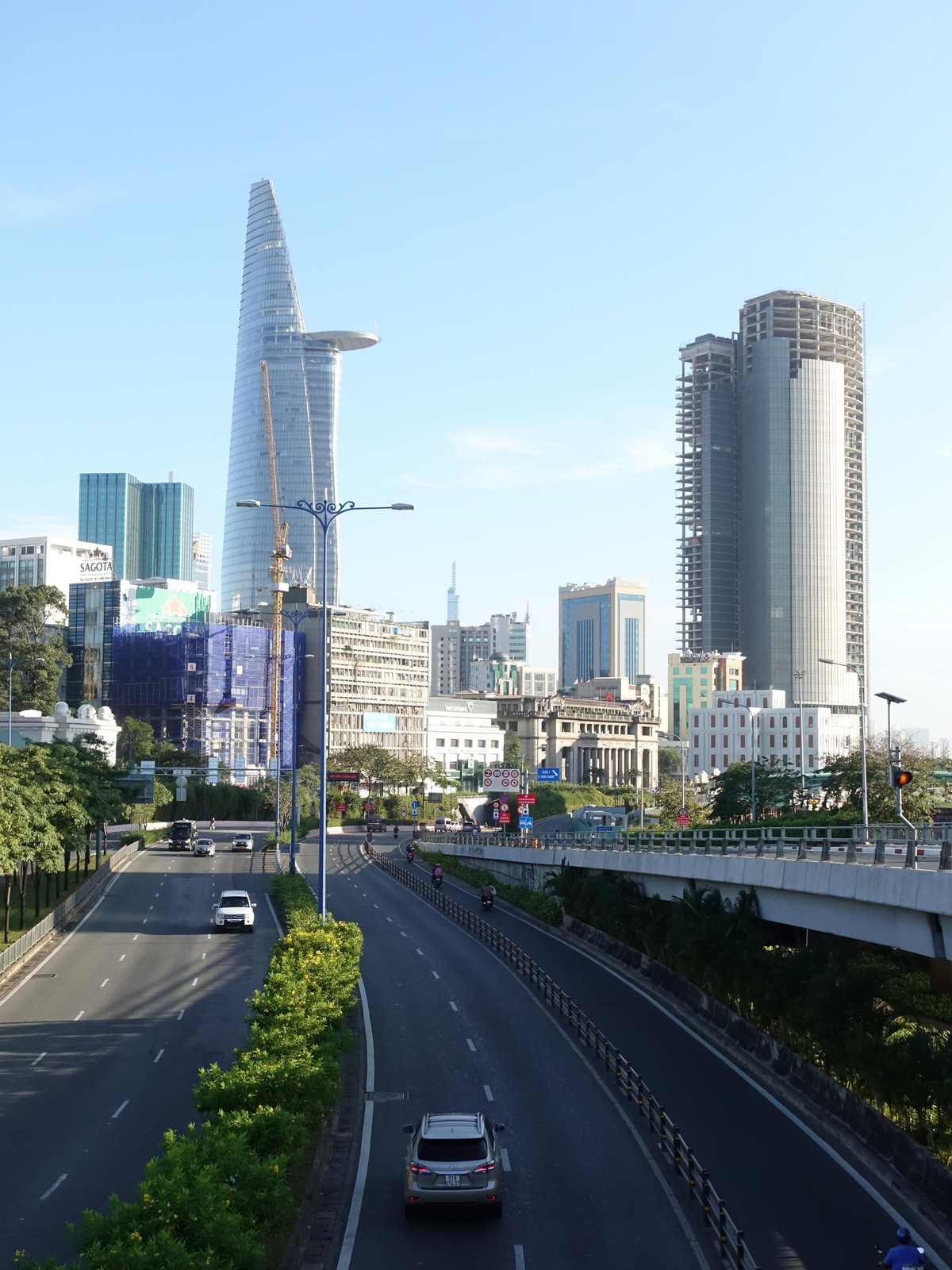 Đường Võ Văn Kiệt (đoạn phía trước hầm Thủ Thiêm) tương đối thông thoáng trong buổi sáng đầu năm mới.