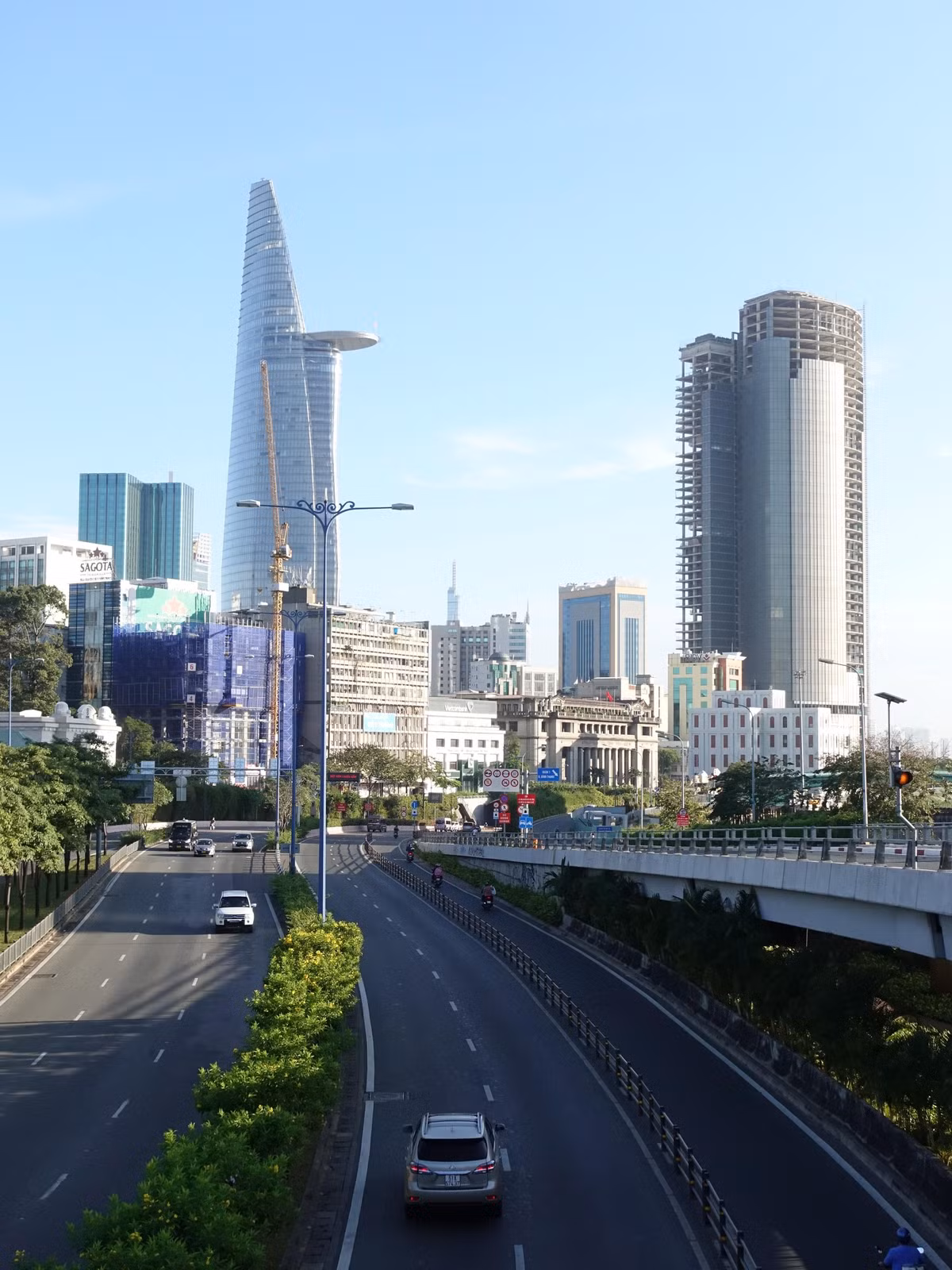 Đường Võ Văn Kiệt (đoạn phía trước hầm Thủ Thiêm) tương đối thông thoáng trong buổi sáng đầu năm mới.