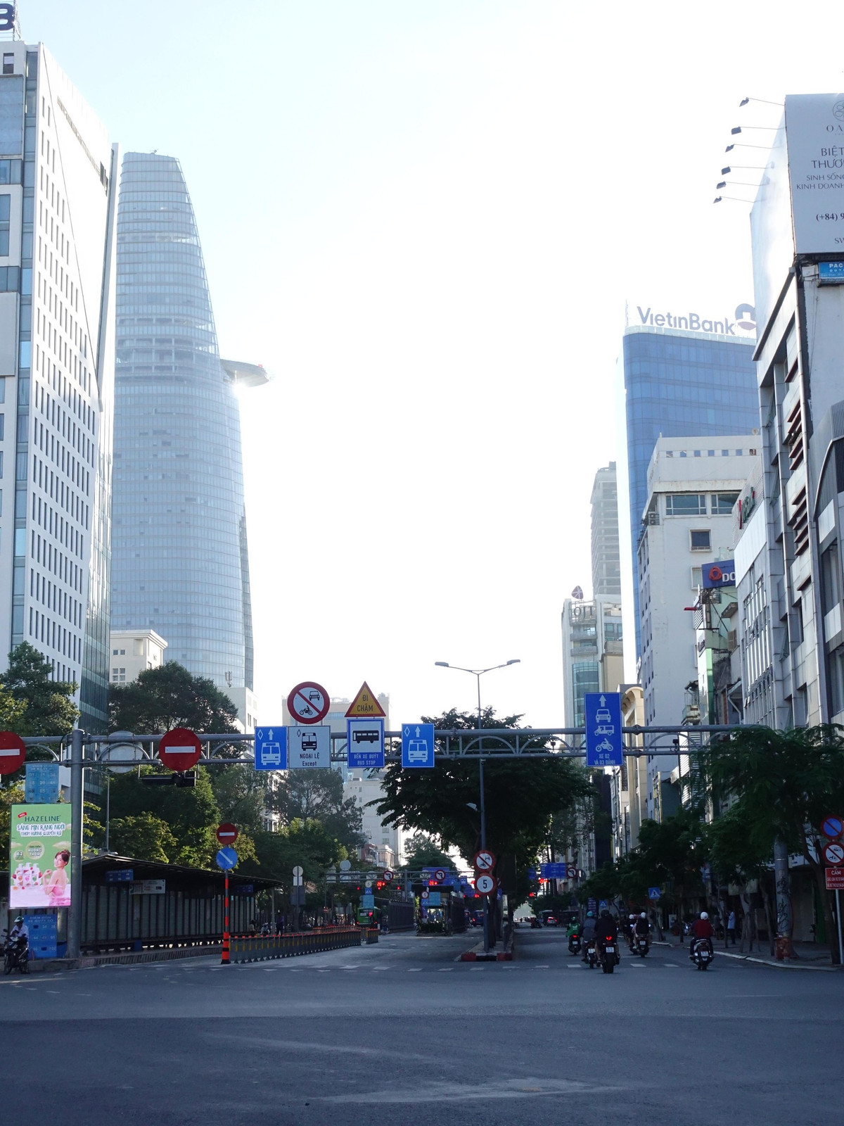 Các tuyến đường ở trung tâm TPHCM thưa vắng phương tiện.