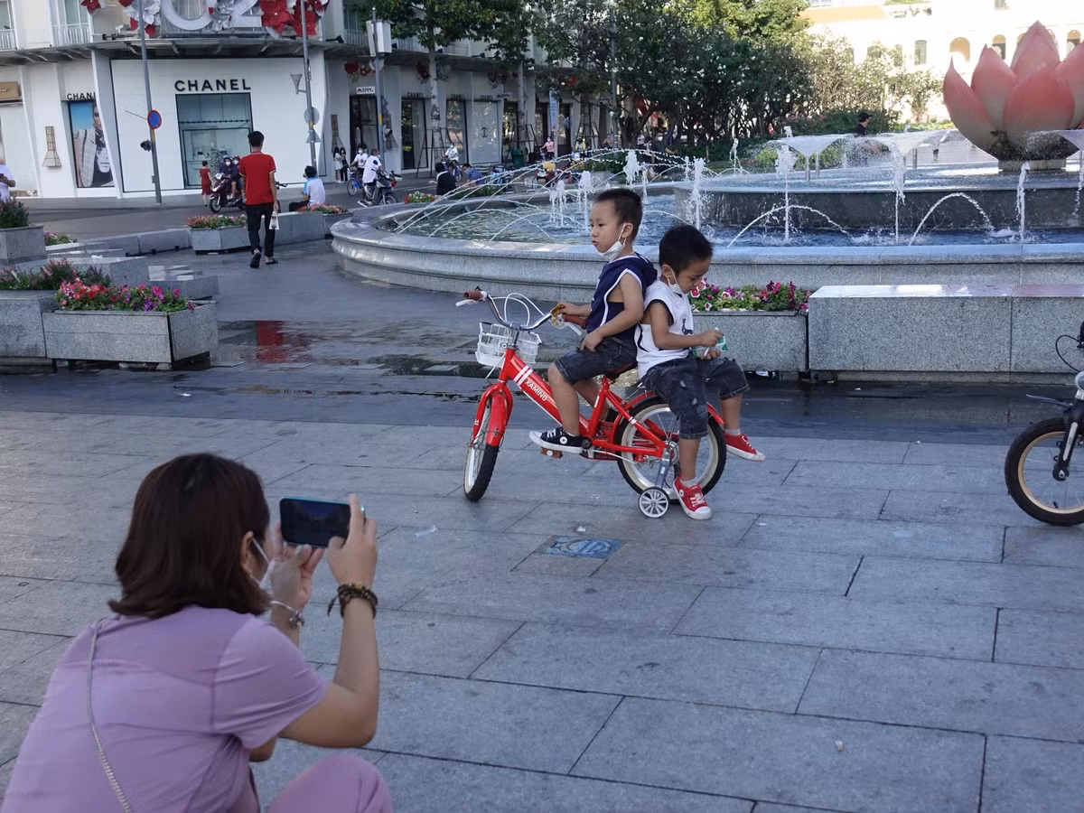 Chị Đỗ Thị Hà (ngụ Quận 1) cho biết, buổi sáng đầu năm mới không khí mát mẻ trong lành nên chị đưa các cháu đi chơi và ghi lại khoảnh khắc để lưu niệm.