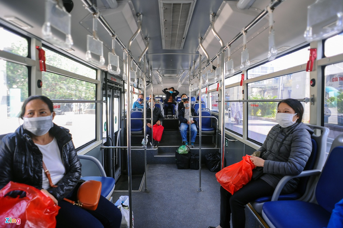 Trên một chuyến xe buýt khác cùng cung đường với tàu điện từ Nguyễn Trãi về Hà Đông, ông Nguyễn Văn Môn (83 tuổi) với dáng vẻ mệt mỏi, thỉnh thoảng gục đầu ngủ. Chỉ di chuyển khoảng 5 km ông đã mất 40 phút bao gồm cả chờ đợi. “Tôi lên xe số 94 ở bến Nguyễn Trãi đi về Hà Đông, ga tàu điện Thượng Đình cách đấy hơn 200 m. Đã nhiều năm nay tôi quen với việc di chuyển bằng xe buýt. Tàu điện thì êm và nhanh thật, nhưng tôi không quen. Tuổi đã cao, lười đi bộ và leo thang lên nhà ga lắm. Hôm nào đường quá tắc, tôi sẽ đi tàu”, ông Môn nói.